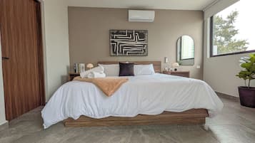 Comfort Studio, 1 King Bed, Balcony | Iron/ironing board, free WiFi