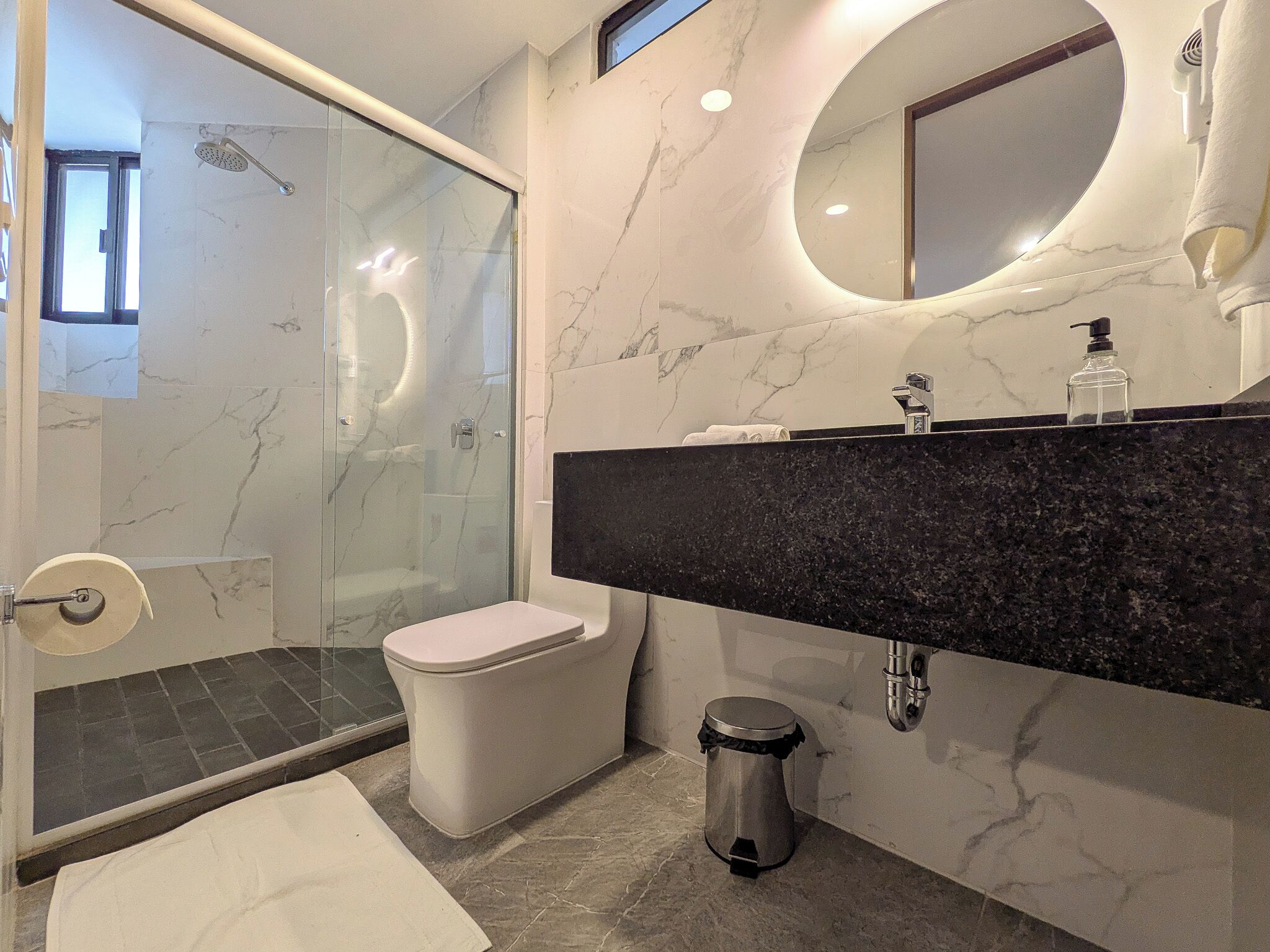 Estudio Confort, 2 camas Queen size | Baño | Regadera, secadora de cabello, toallas, jabón 