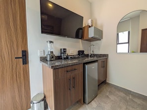 A modern kitchen with a built-in dishwasher, a coffee maker, and a blender. - Casa Heredia (Guadalajara)