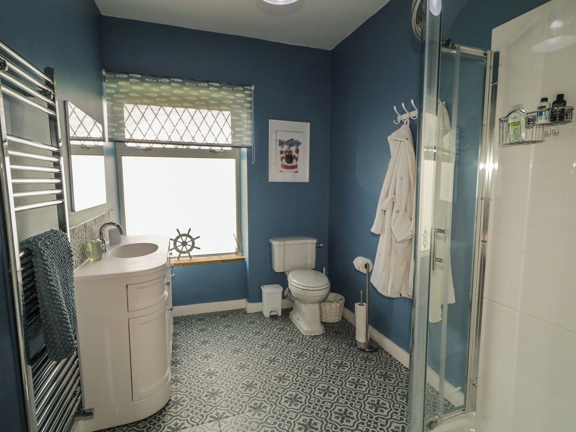 Un baño con lavabo, inodoro y ducha.