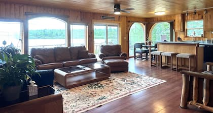 Hot tub*beautiful views*lakefront*close to PRNL