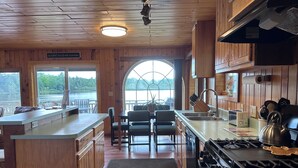 Coffee/tea maker, fridge, microwave, oven - Hot tub*beautiful views*lakefront*close to PRNL (Christmas)