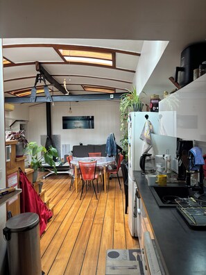 Interior - Lodging on a boat in the center of Paris, Austelitz and Lyon train stations (PARIS 13)