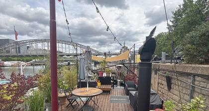 Logement sur un bateau au centre de Paris, Gare d'Austelitz et gare de lyon