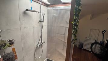Douche, sĂšche-cheveux, savon, papier toilette
