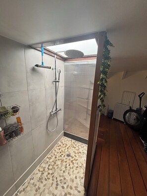 Shower, hair dryer, soap, toilet paper - Lodging on a boat in the center of Paris, Austelitz and Lyon train stations (PARIS 13)