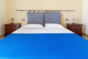 Planxa i posts de planxar, wifi i roba de llit 
