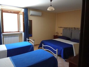 Iron/ironing board, WiFi, bed sheets - Room 'Quadrupla' with Shared Pool, Wi-Fi and Air Conditioning (Castelforte)