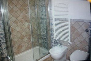 Shower, hair dryer, towels - Room 'Quadrupla' with Shared Pool, Wi-Fi and Air Conditioning (Castelforte)
