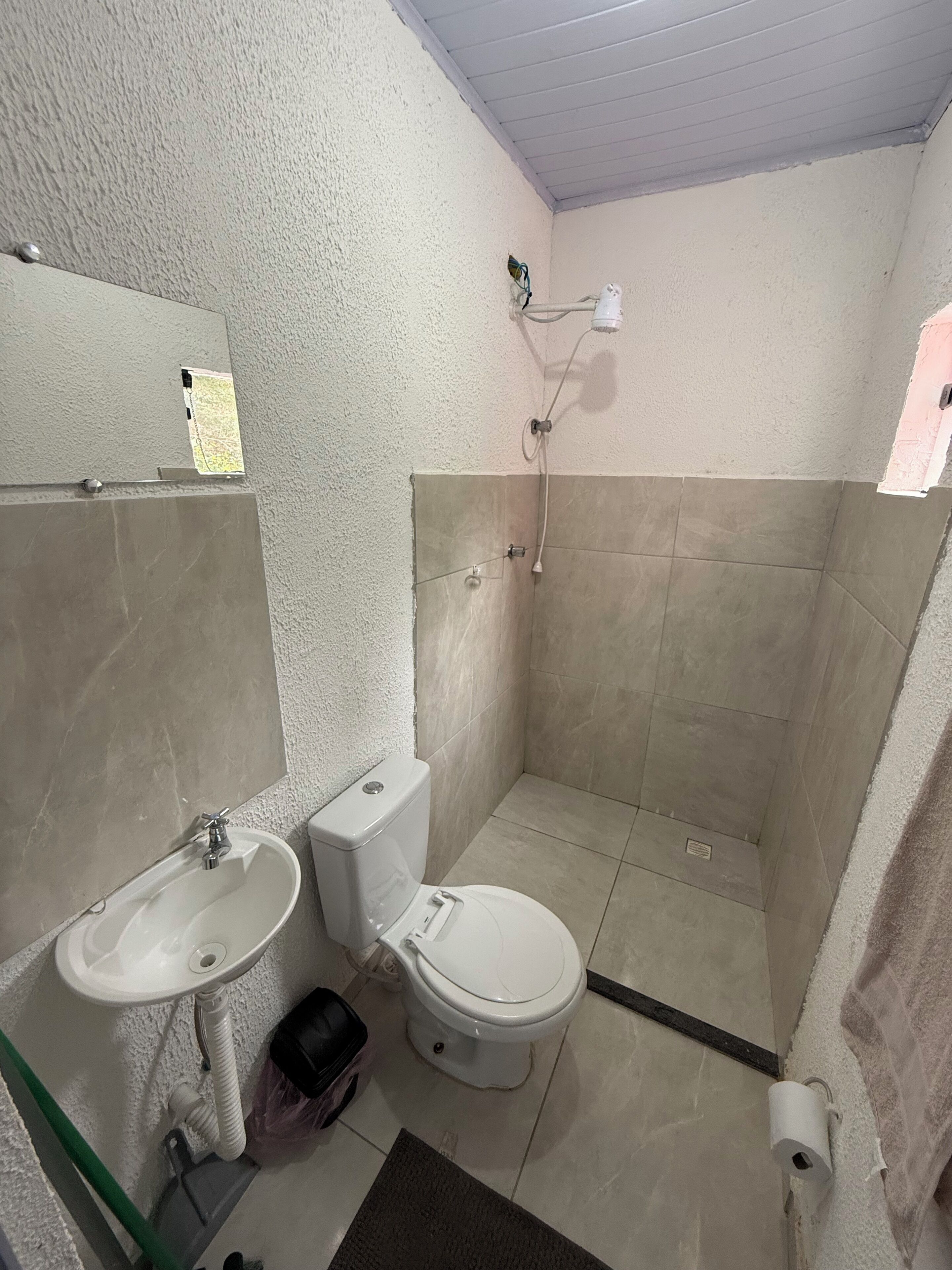Regadera, toallas, papel de baño 