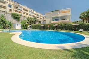 Outdoor pool, open 10:00 AM to 10:00 PM, pool loungers - Lalq13 Stunning Frontline Golf 3 Bed Apt (Benahavis)