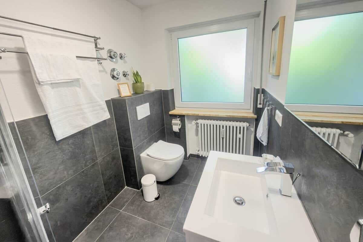 Dusche, Seife, Shampoo, Toilettenpapier