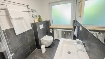 Dusche, Seife, Shampoo, Toilettenpapier