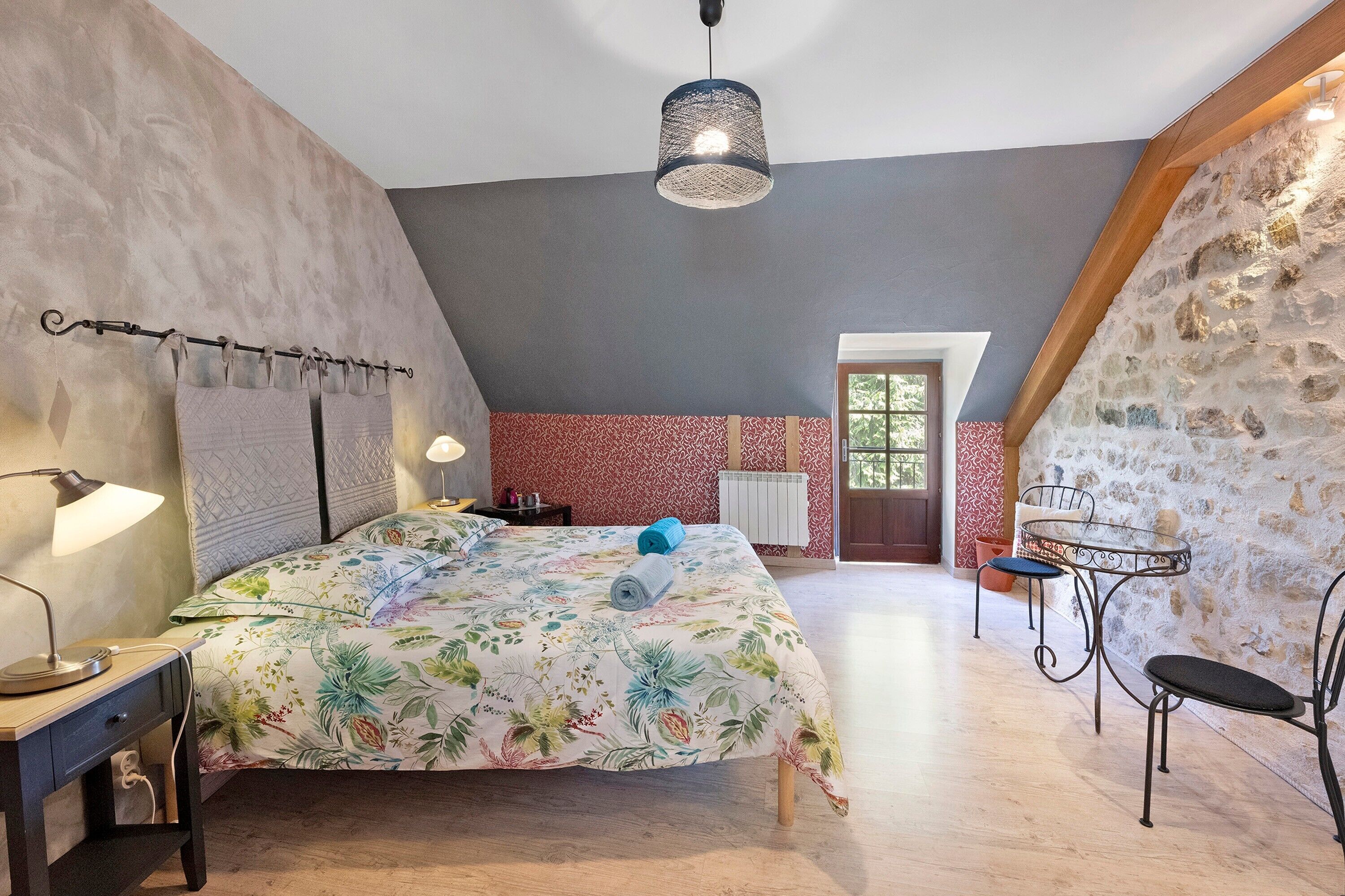 WiFi, bed sheets