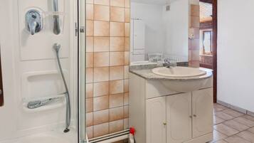 Shower, towels