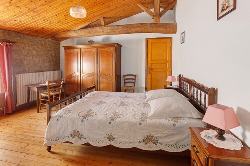 Chambre d’hôtes « La Glycine » avec terrasse et jardin partagés, Wi-Fi