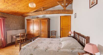 Chambre d’hôtes « La Glycine » avec terrasse et jardin partagés, Wi-Fi