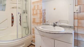 Een douche, handdoeken