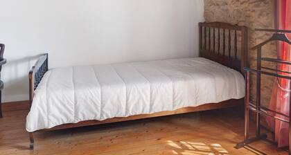 Chambre d’hôtes « La Glycine » avec terrasse et jardin partagés, Wi-Fi