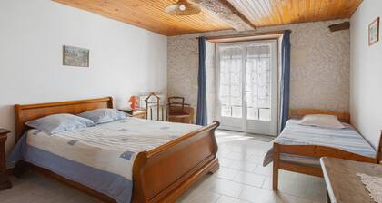 Guest Room "Les Lauriers" with Shared Terrace, Shared Garden and Wi-Fi