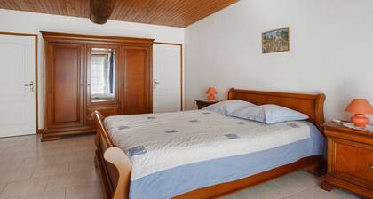 Guest Room "Les Lauriers" with Shared Terrace, Shared Garden and Wi-Fi