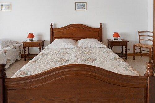 Guest Room "Les Lilas" with Shared Terrace, Communal Garden and Wi-Fi