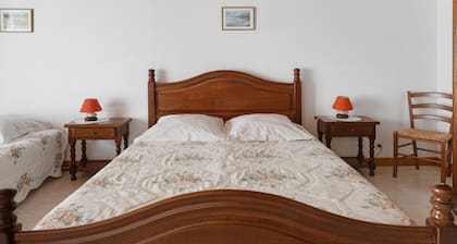 Guest Room "Les Lilas" with Shared Terrace, Communal Garden and Wi-Fi