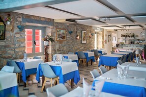 Dining - Pikassaria (Sare)