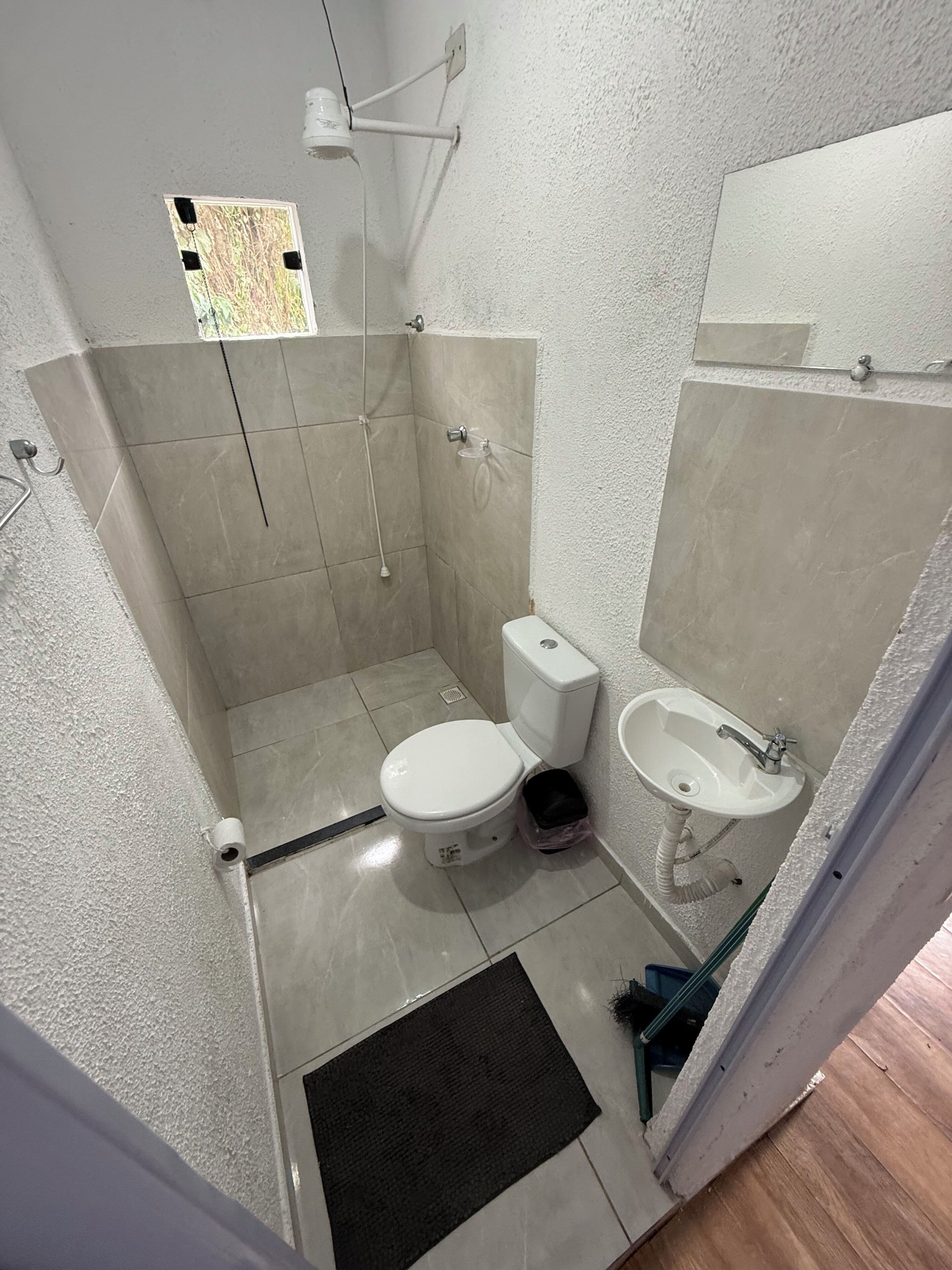Regadera, toallas, papel de baño 