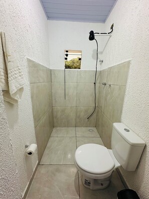 Ducha, toallas, papel higiénico