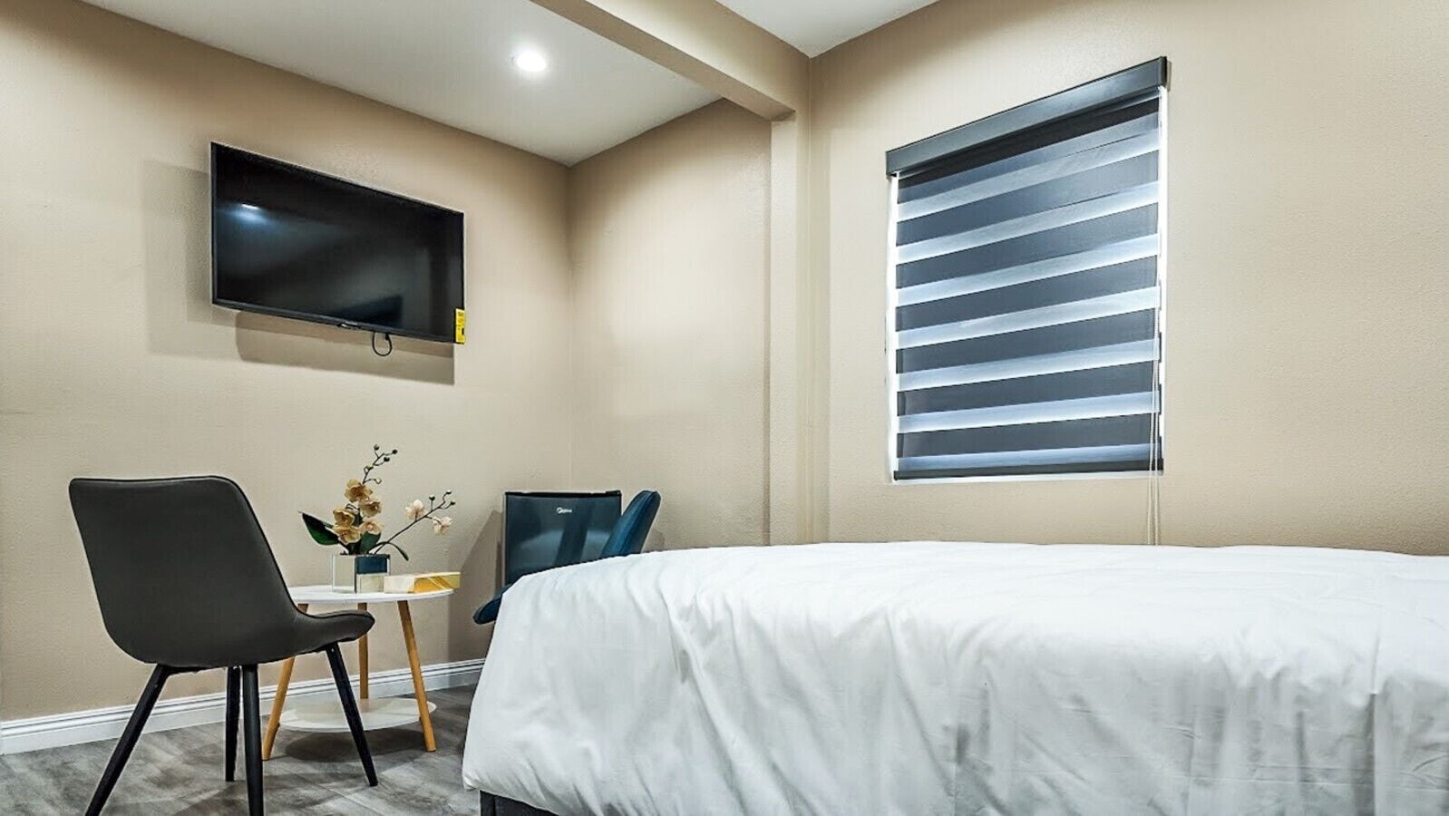 1 dormitorio, tabla de planchar con plancha, wifi y ropa de cama