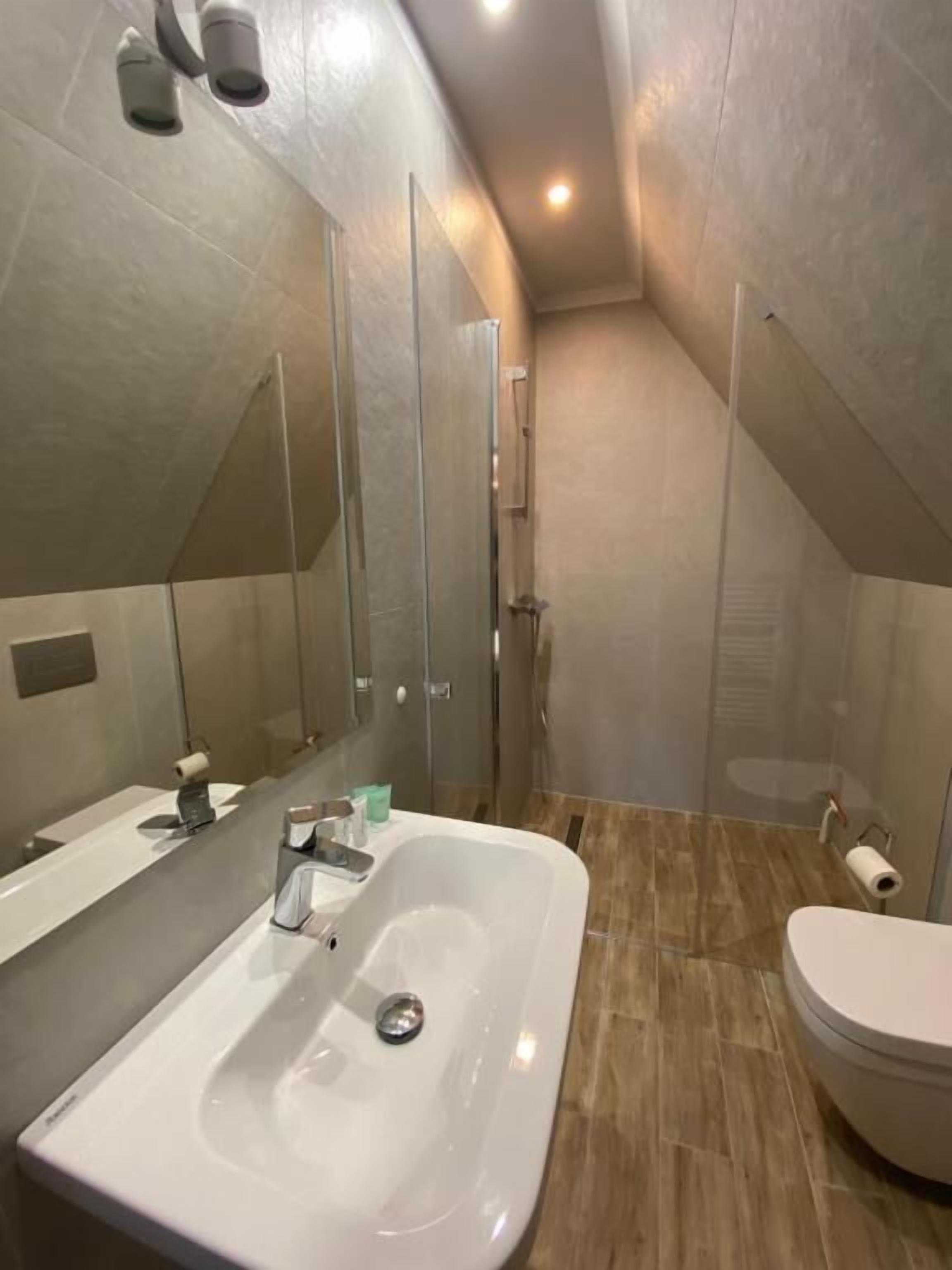 Apartment, Gartenblick | Badezimmer