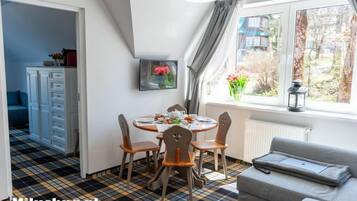 Deluxe Apartment, Garden View | Dining