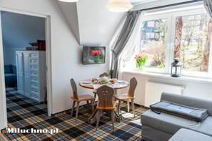 Deluxe Apartment, Garden View | Dining - Apartamentów Miluchna (Zakopane)