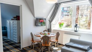 Deluxe Apartment, Garden View | Dining