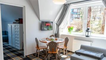 Deluxe Apartment, Garden View | Dining