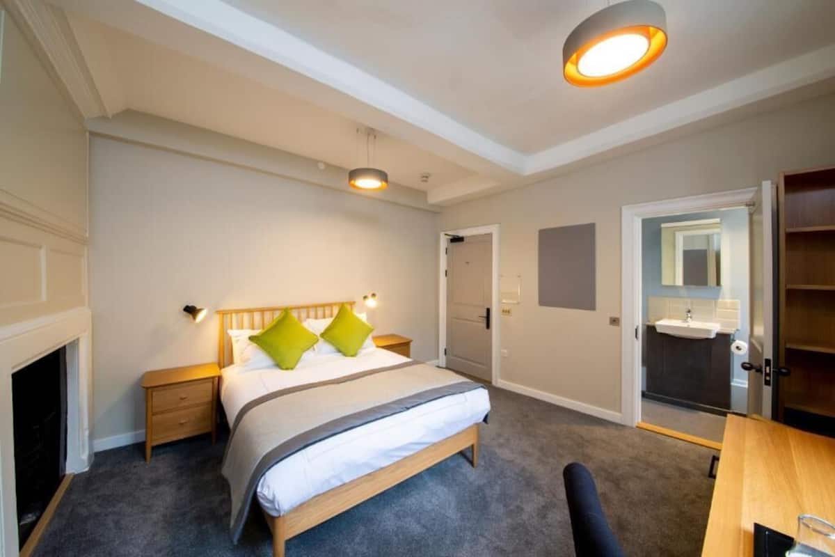 Standard Double Room | Desk, laptop workspace, iron/ironing board, free WiFi