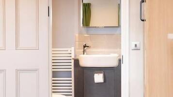 Standard Single Room | Bathroom | Shower, towels