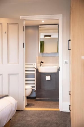 Kamar Single Standar | Kamar mandi | Shower dan handuk