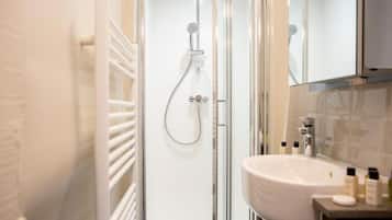 Standard Double Room | Bathroom | Shower, towels