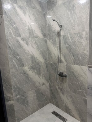 Secadora de cabello, toallas, jabón, papel de baño 
