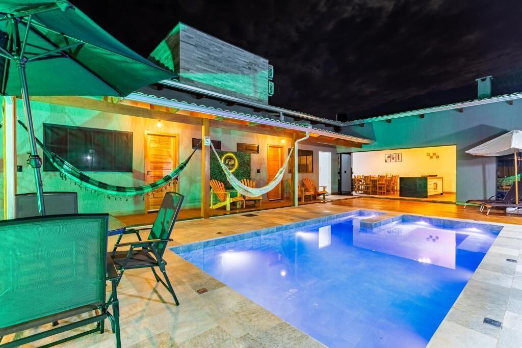 Piscina externa, guarda-sóis, espreguiçadeiras