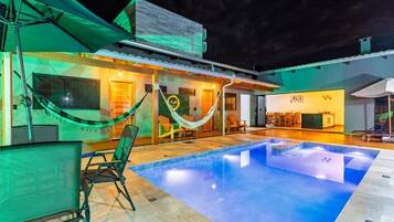 Piscina externa, guarda-sóis, espreguiçadeiras