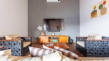 Basic Chalet | Living area