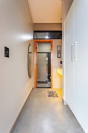 Chalet básico | Baño | Ducha, secador de pelo, toallas y jabón