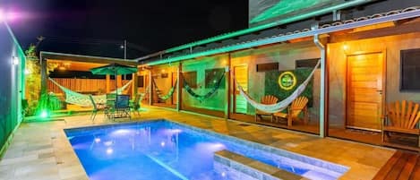 Piscina externa, guarda-sóis, espreguiçadeiras