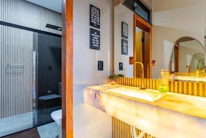 Shower, pengering rambut, handuk, dan sabun