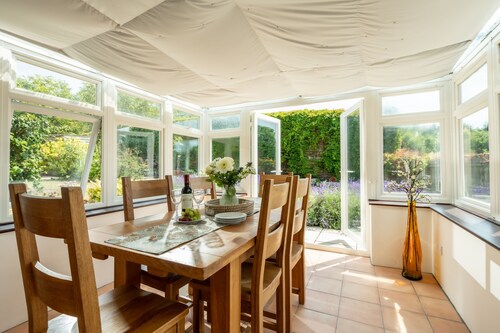 CHARMING COTTAGE - SPECIAL GATEAWAY | SLEEPS 8 | HOT TUB | BBQ | PATIO | WI-FI | PET ALLOWED