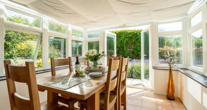 CHARMING COTTAGE - SPECIAL GATEAWAY | SLEEPS 8 | HOT TUB | BBQ | PATIO | WI-FI | PET ALLOWED