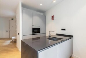 Private kitchen - Elegant Luxury Apartment in Puerta del Sol with 3 En-Suite Bedrooms (Madrid)